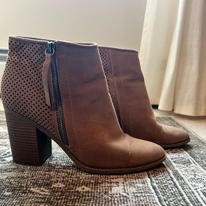 Universal threads boots